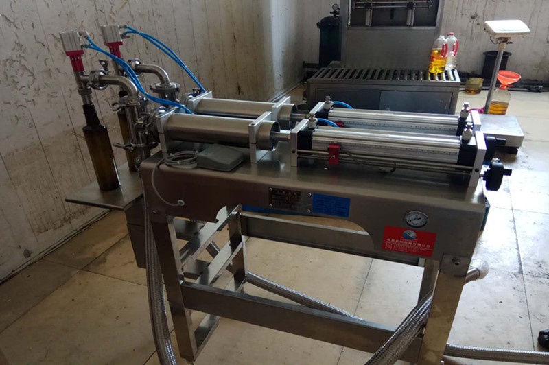 雙頭帶支架灌裝機(jī)